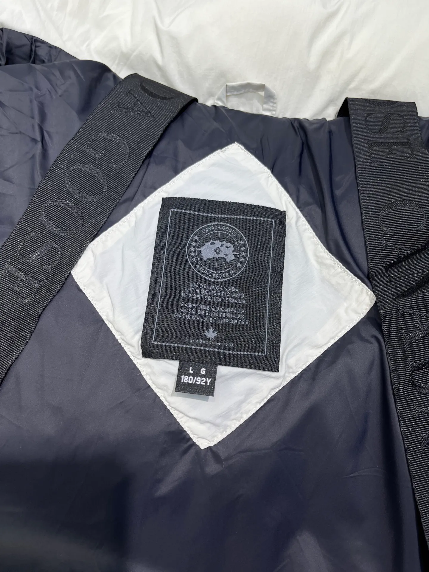 P1100 Canada Goose 🌟Canada Goose🇨🇦 Unisex down jacket, couple style, imported 90% duck down, collar is Canadian wild coyote hair, checkered double-layer inner liner with no velvet, thick velvet filling, level 5 cold protection, only one goose is needed to prevent freezing in winter, the stitching is perfect! I will buy another version this year, all accessories and materials will follow the original size: xs-xxl